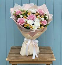 Букет цветов из:  Гвоздики, Орхидеи и Розы в Иванисово