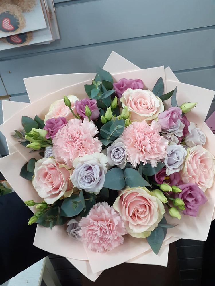 Букет цветов из: Розы, Гвоздики и Лизиантусы в Иванисово